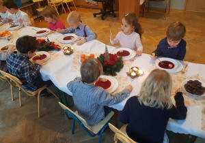 Dzieci przy Wigilijnym stole.